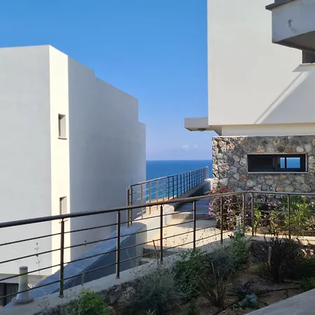 New Luxury Garden Close To The Sea Διαμέρισμα *